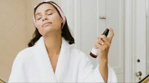 Minimalist Makeup Trend – Daily Routine Ko Kaise Simplify Karein
